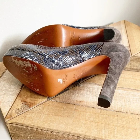 Marc by Marc Jacobs Logo Plaque Pumps - Picture 10 of 11